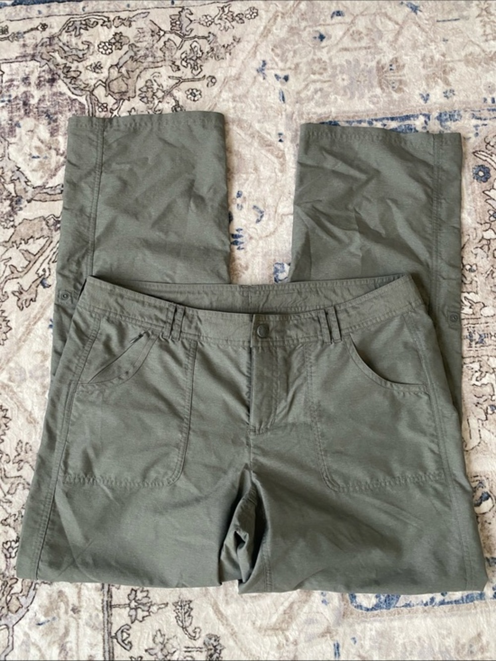 Like new! The North Face Green/GreyCargo Pants with Utility Pockets